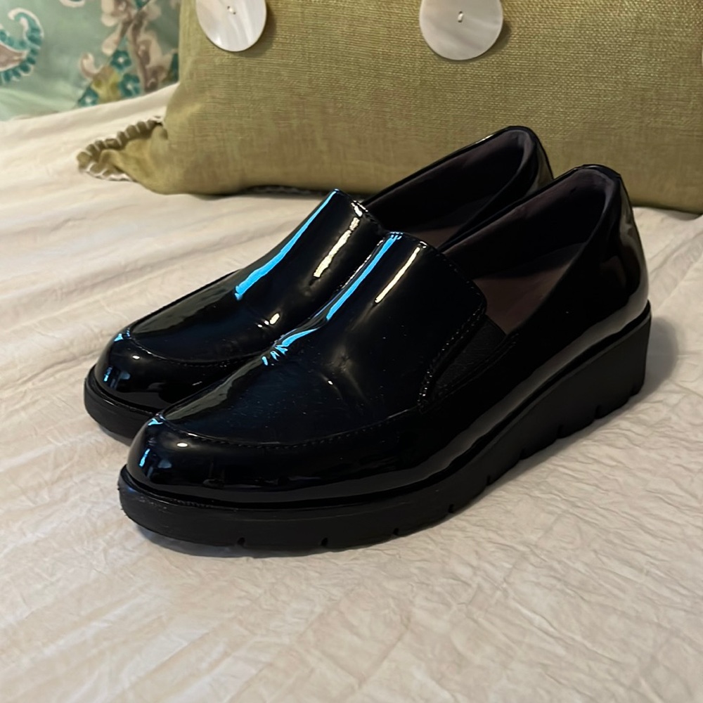 Women’s Earth size 8 black patent loafers.